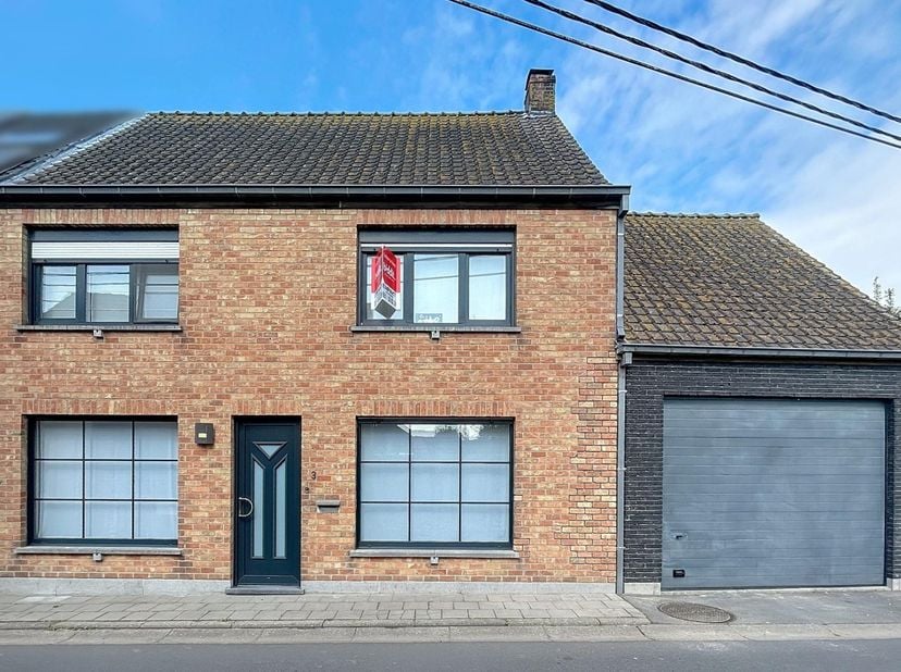 INSTAPKLARE WONING &lt;br /&gt;
&lt;br /&gt;
Indeling: &lt;br /&gt;
1e verdieping: inkomhal, kantoor, woonkamer, badkamer, keuken en garage; &lt;br /&gt;
2e verdieping: 4 sla